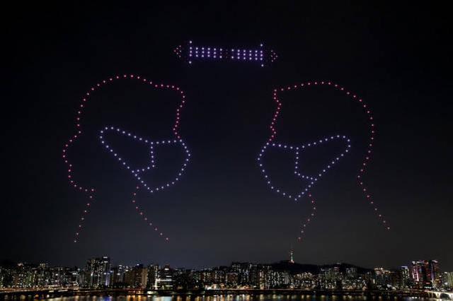 韩国政府感谢民众支持抗疫 用400多架无人机点亮夜空
