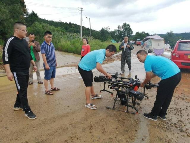 32人被困江中孤岛 出动无人机运送食物装备 计划明晨营救