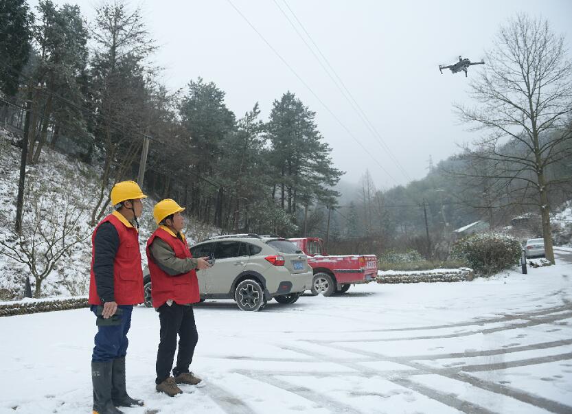 余姚市供电公司四明山区雪天无人机特巡