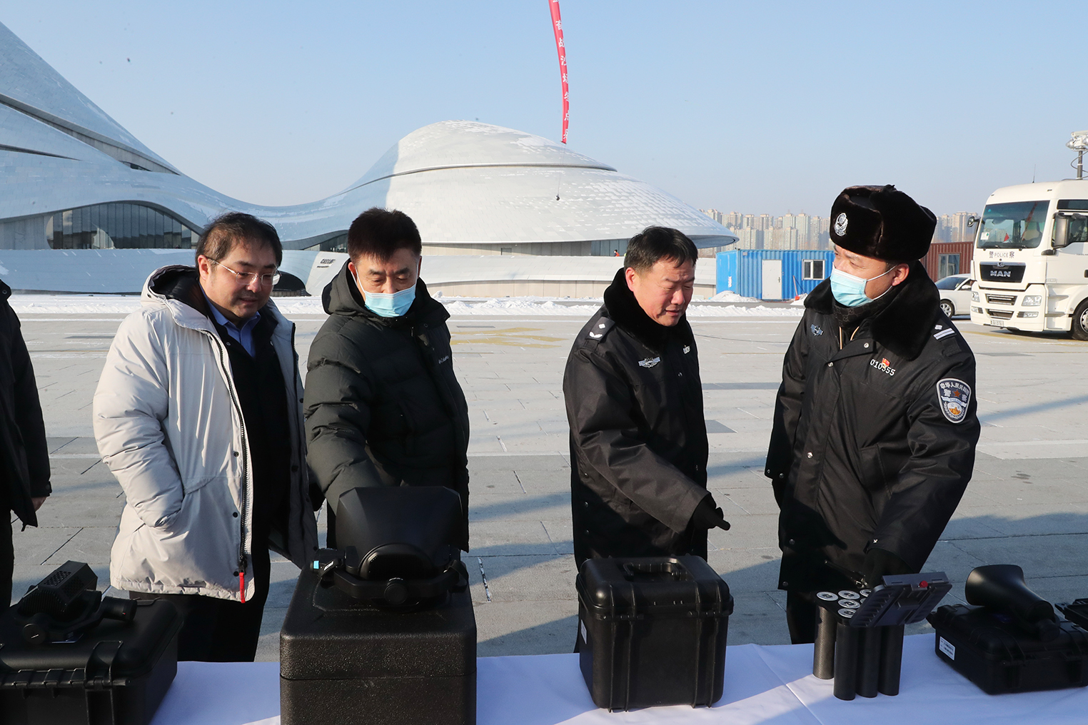 冰城警方组织开展警用无人机 实战应用暨反制对抗演练