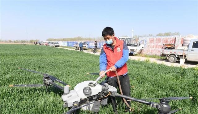 河北景县：植保无人机显身手病虫害防治保丰收