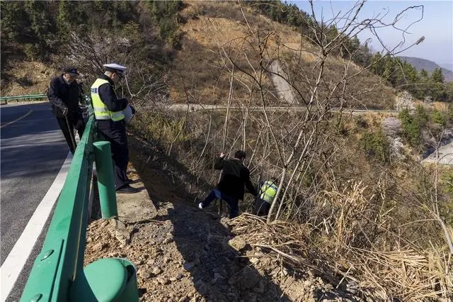 老人无人机“坠”山 警民联手找回