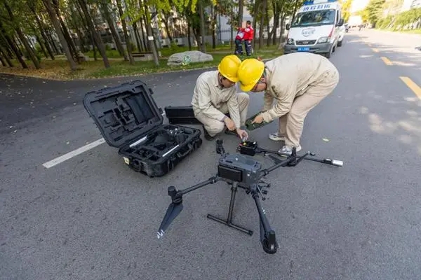 江苏沭阳：电网员工用喷火无人机清除马蜂窝