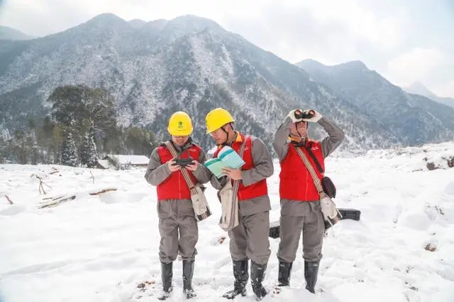 雪地里铿锵三人行，他们用无人机巡线保华东电网畅通