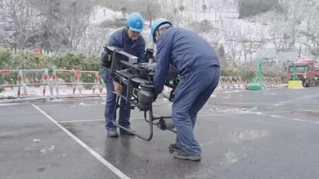 重“棒”出击，杭州首次应用无人机开展特高压线路除冰