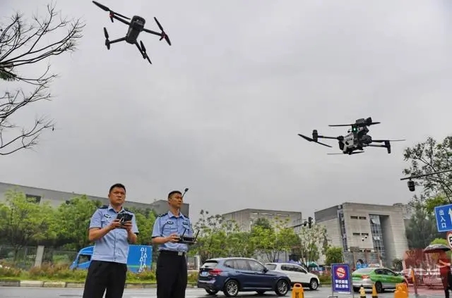 警用无人机高空“喊话”，空地联动护航考生