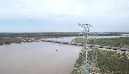 无人机自主巡检塔里木河流域输电线路