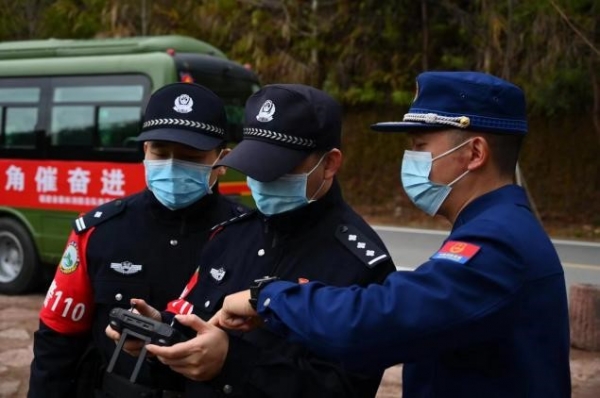 武夷山直属二支队民警在操作无人机巡逻。通讯员供图.jpg